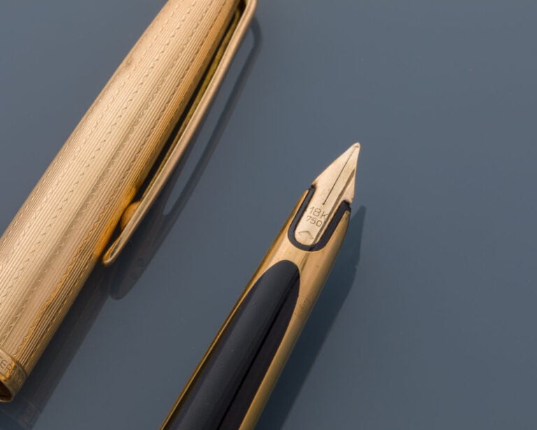 WATERMAN - STYLO PLUME en or jaune (750‰) ciselé et guilloché. Chocs. - Signé W…