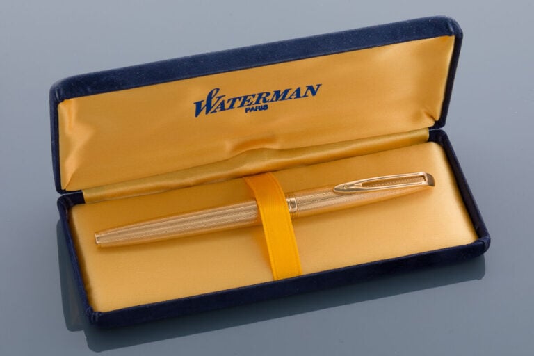 WATERMAN - STYLO PLUME en or jaune (750‰) ciselé et guilloché. Chocs. - Signé W…
