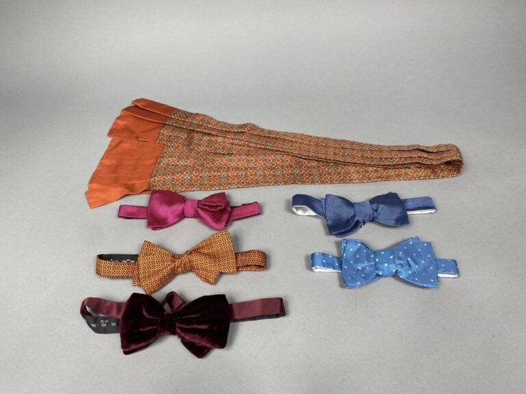Alain FIGARET, HERMES Paris - Lot de 5 noeuds papillons certains en soie, dans…