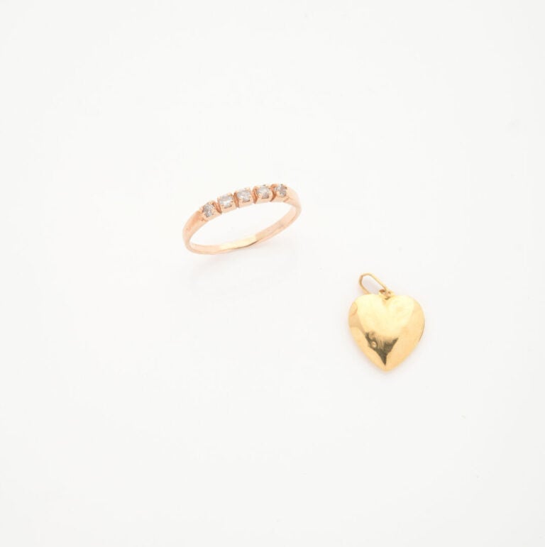 Alliance en or jaune (585) sertie de pierres blanches facettées - Poids brut :…
