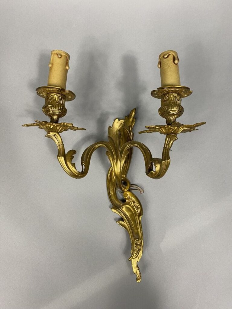 Applique en bronze doré à deux lumières à décor feuillagé - H : 30 cm