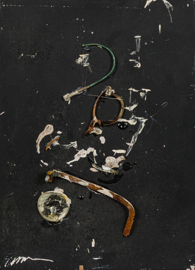 ARMAN (1928-2005) ARMAND FERNANDEZ DIT - Allure d'objets aux lunettes (Colère d…