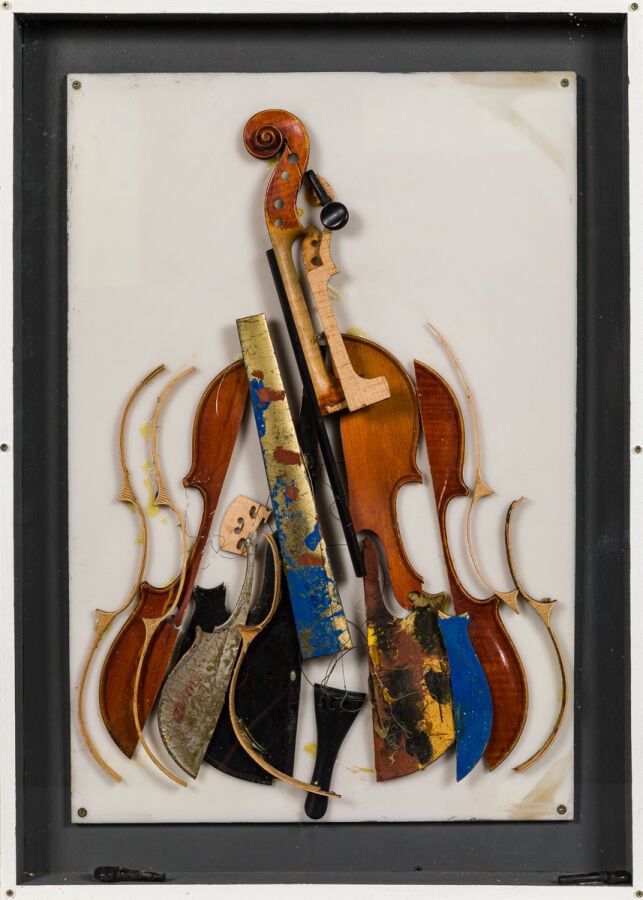 ARMAN (1928-2005) ARMAND FERNANDEZ DIT - Colère de violon (or, bleu et rouge),…
