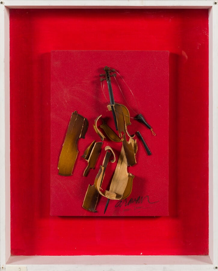 ARMAN (1928-2005) ARMAND FERNANDEZ DIT - Colère de violon sur fond rouge, 2002…
