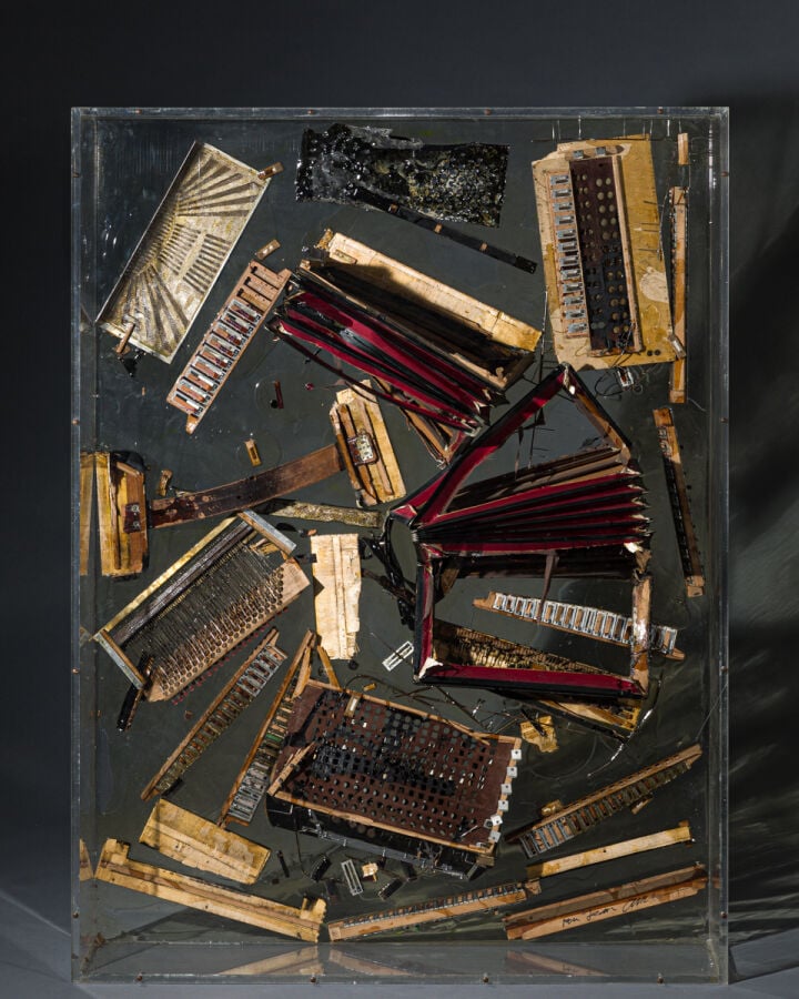 ARMAN (1928-2005) ARMAND FERNANDEZ DIT - L'accordéon du père Ferrero (Colère d'…