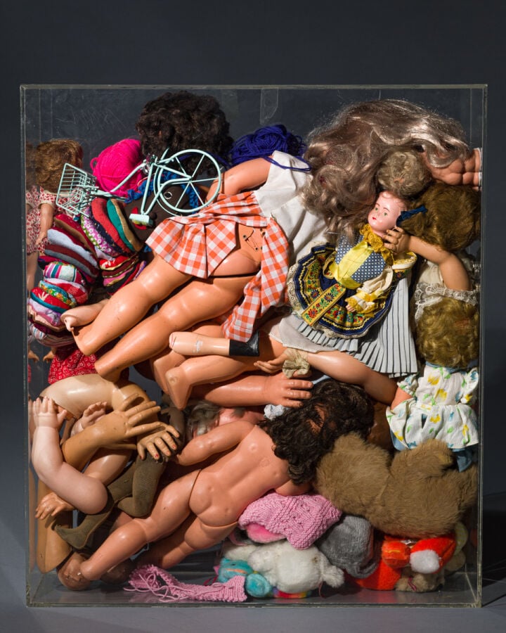 ARMAN (1928-2005) ARMAND FERNANDEZ DIT - Poubelle de poupées, 1987 - Accumulati…