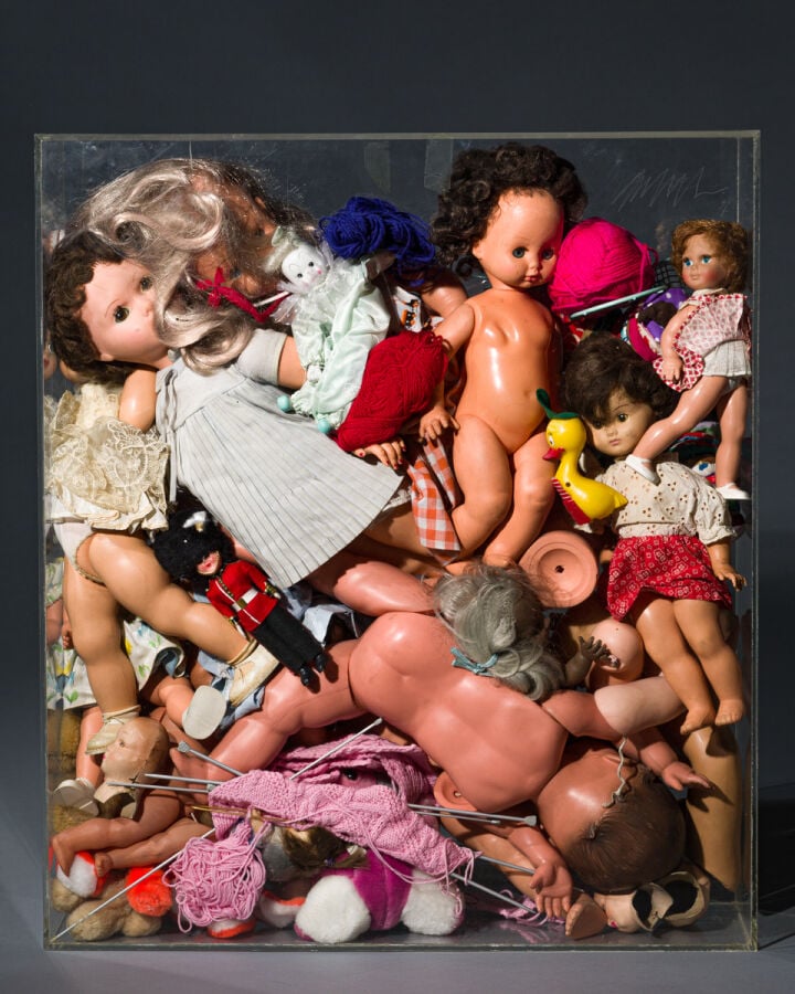ARMAN (1928-2005) ARMAND FERNANDEZ DIT - Poubelle de poupées, 1987 - Accumulati…