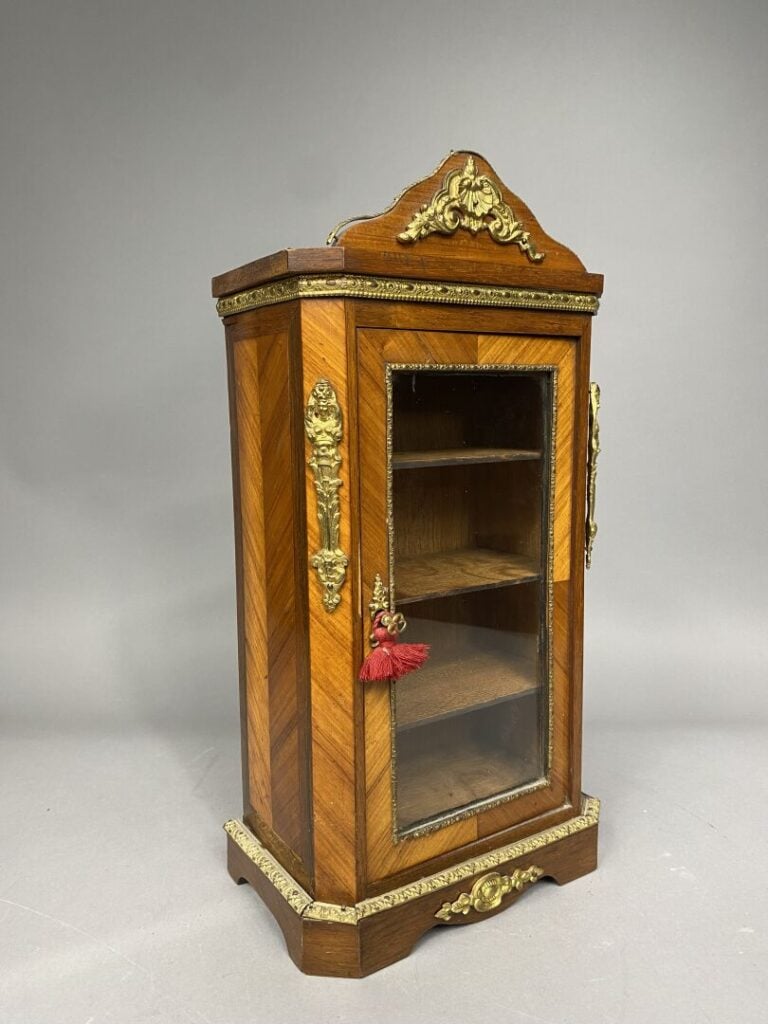 Armoire de poupée en bois et placage ouvrant à une porte vitrée découvrant troi…