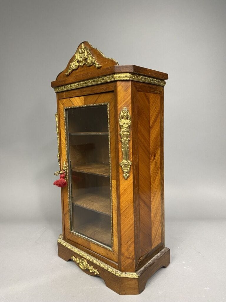 Armoire de poupée en bois et placage ouvrant à une porte vitrée découvrant troi…
