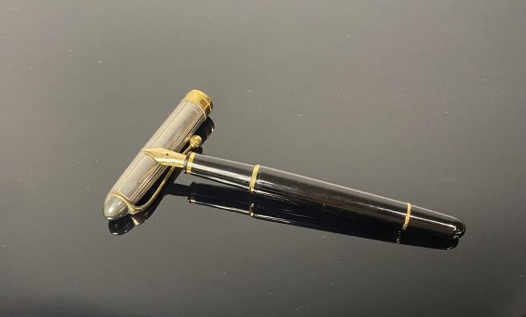 AURORA - Stylo plume en résine noire, le capuchon en argent (925) à décor rainu…