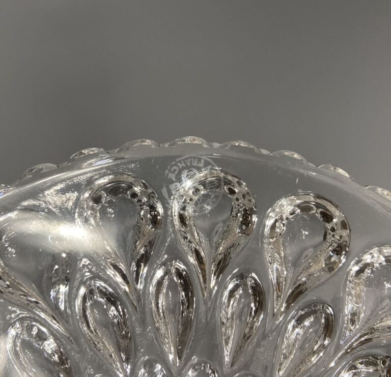 BACCARAT - Lot en cristal moulé et taillé comprenant : - - un cendrier - - un d…