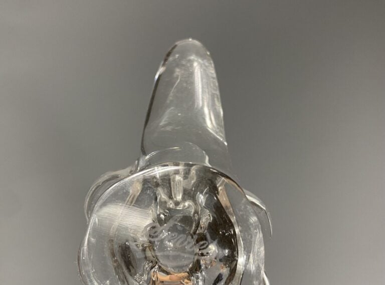 BACCARAT - Lot en cristal moulé et taillé comprenant : - - un cendrier - - un d…
