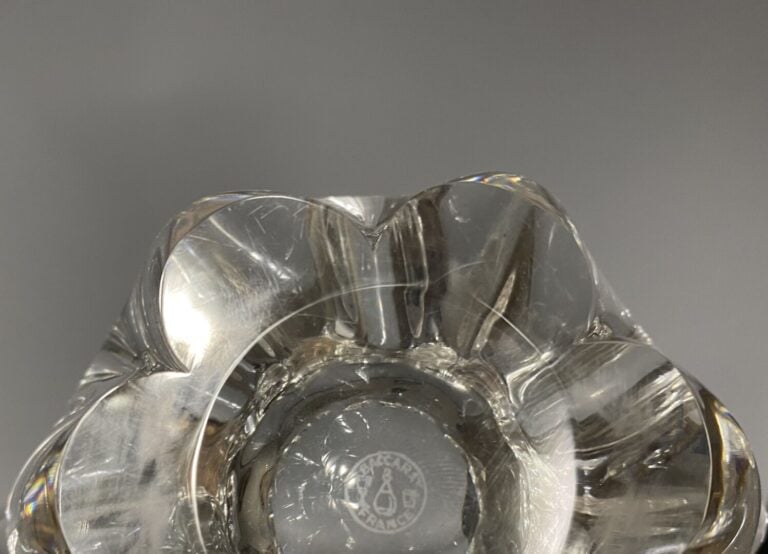 BACCARAT - Lot en cristal moulé et taillé comprenant : - - un cendrier - - un d…