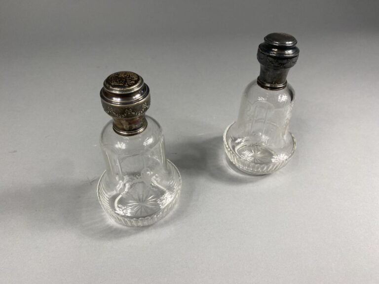BACCARAT - Paire de flacons en verre gravé à décor de corbeilles fleuries - Bou…