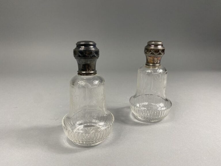 BACCARAT - Paire de flacons en verre gravé à décor de corbeilles fleuries - Bou…