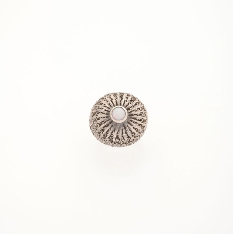 Bague en argent (800), le chaton rond à motif filigrané centré d'un cabochon d'…