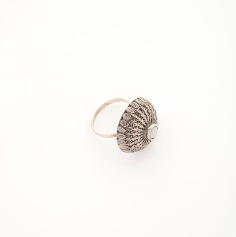 Bague en argent (800), le chaton rond à motif filigrané centré d'un cabochon d'…