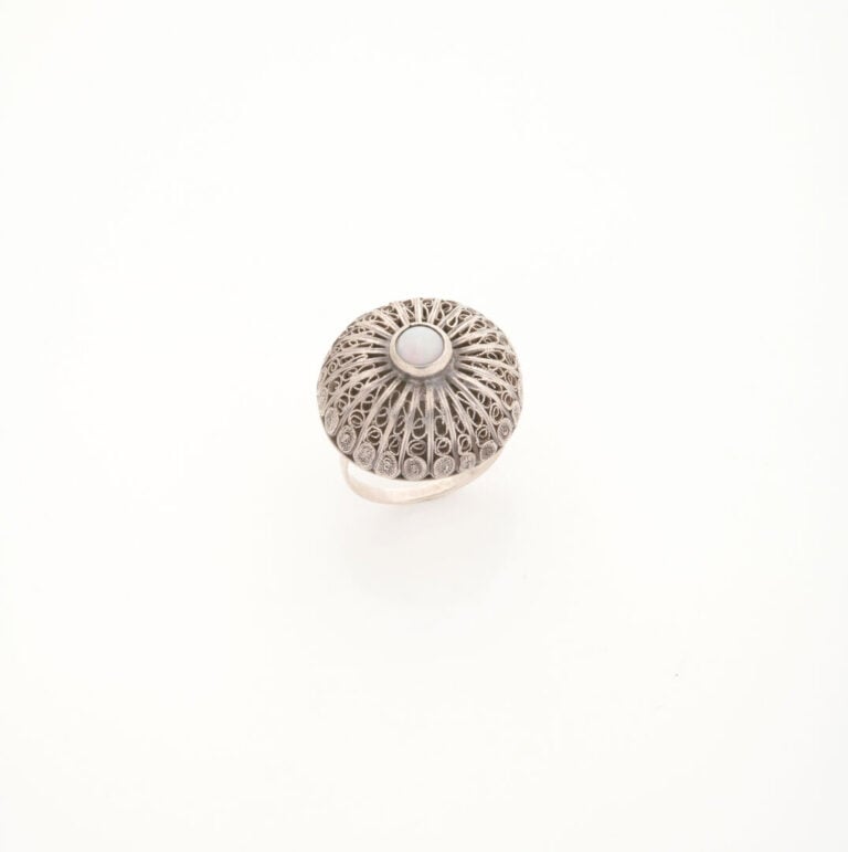 Bague en argent (800), le chaton rond à motif filigrané centré d'un cabochon d'…