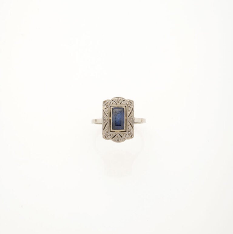 Bague en or gris (750) et platine (850) ornée d'une pierre bleue taillée à degr…