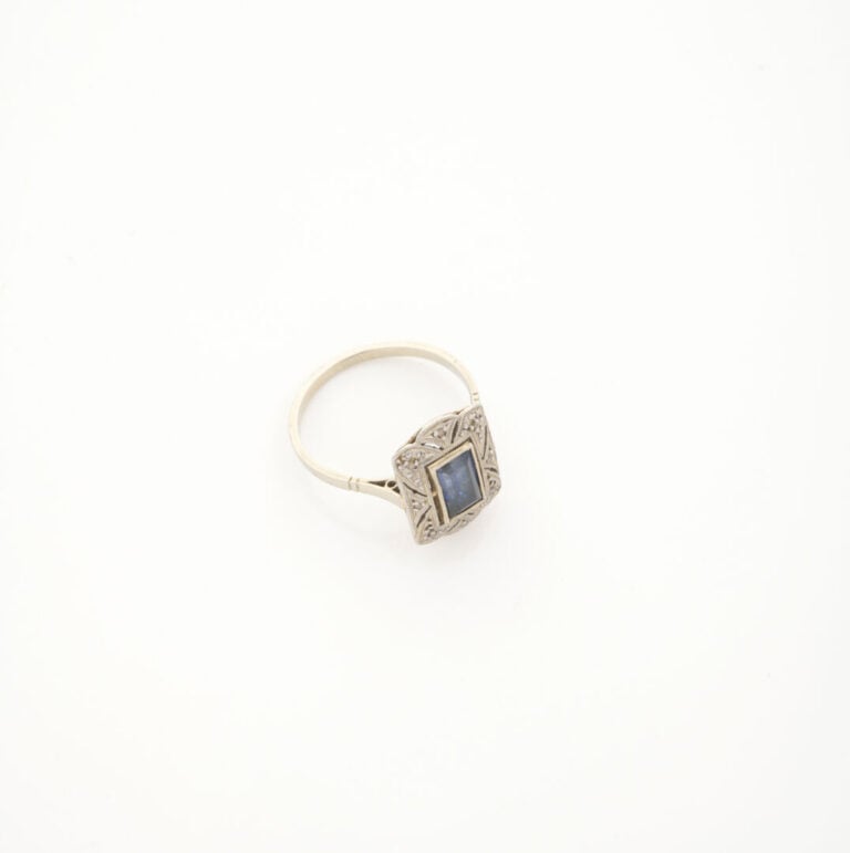 Bague en or gris (750) et platine (850) ornée d'une pierre bleue taillée à degr…