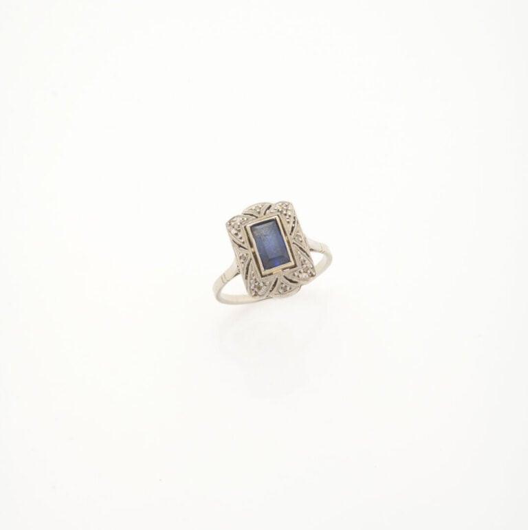 Bague en or gris (750) et platine (850) ornée d'une pierre bleue taillée à degr…