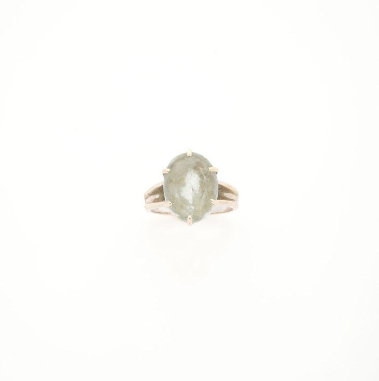 Bague en or gris (750) ornée d'une importante topaze de taille ovale facettée,…