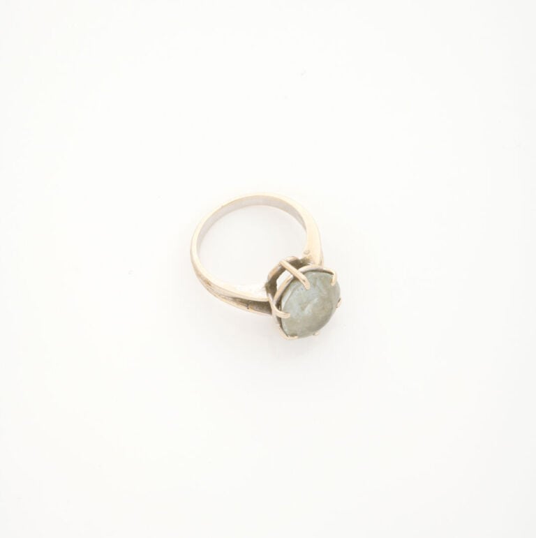 Bague en or gris (750) ornée d'une importante topaze de taille ovale facettée,…