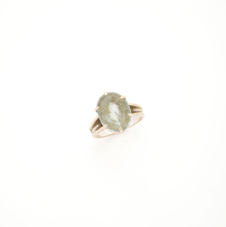 Bague en or gris (750) ornée d'une importante topaze de taille ovale facettée,…