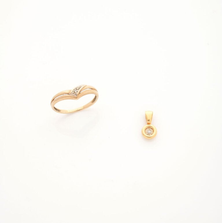Bague en or jaune (375) deux tons à motif de chevron ponctué d'un diamant taill…