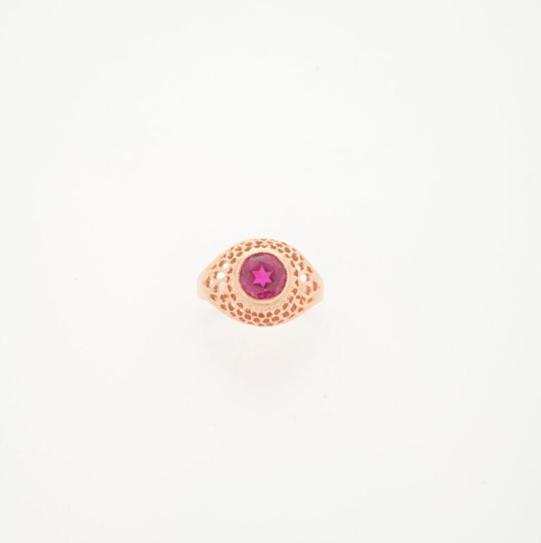 Bague en or jaune (585) ornée d'une pierre rouge en serti clos perlé surélevé,…