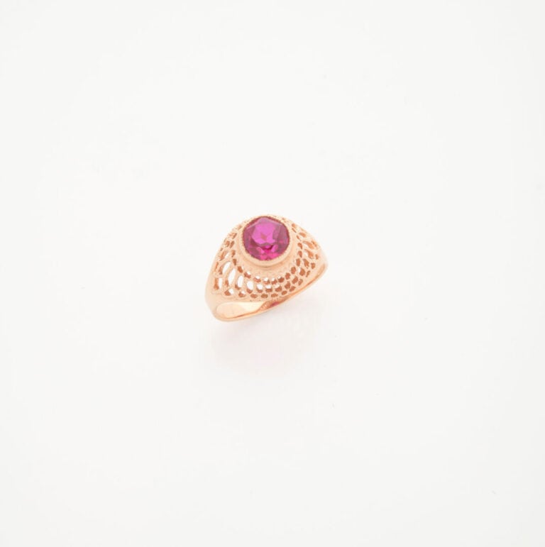 Bague en or jaune (585) ornée d'une pierre rouge en serti clos perlé surélevé,…