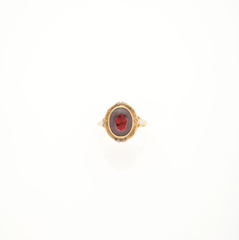 Bague en or jaune (750) ornée d'un grenat de taille ovale facetté en serti clos…