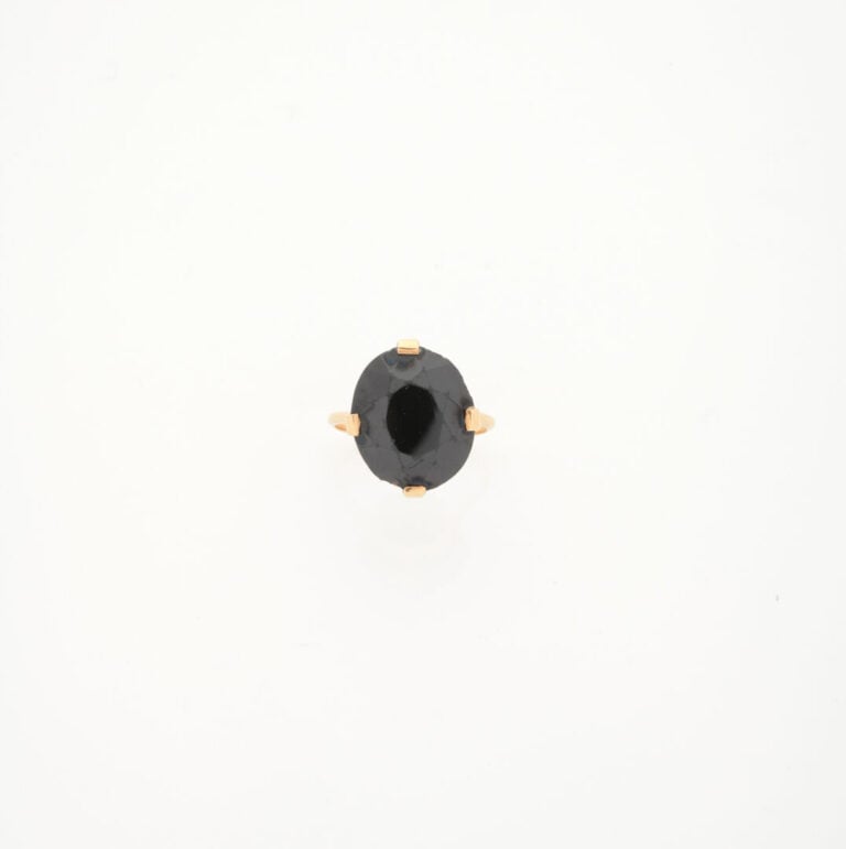 Bague en or jaune (750) ornée d'un onyx de taille ovale facettée en serti griff…
