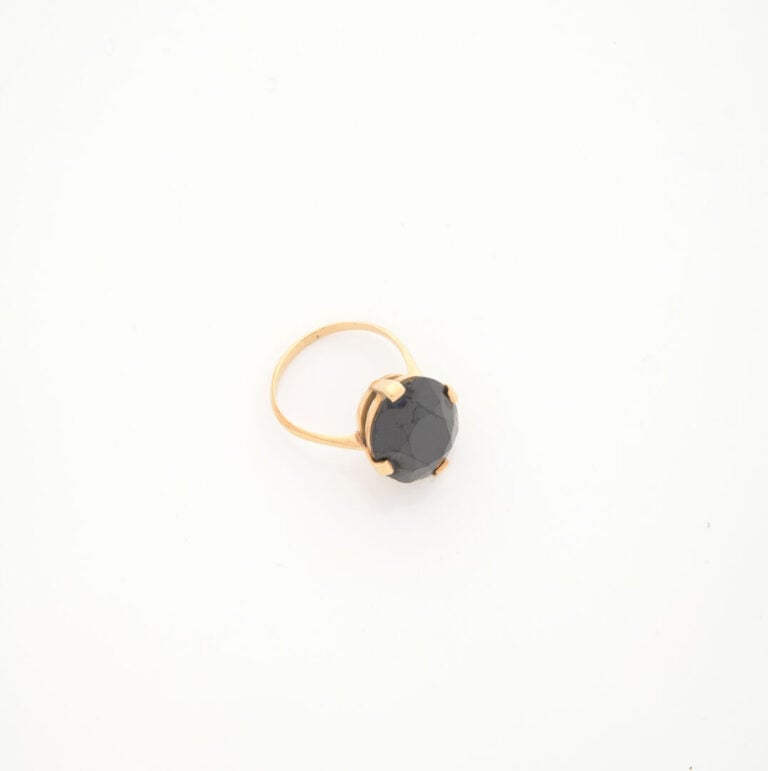Bague en or jaune (750) ornée d'un onyx de taille ovale facettée en serti griff…