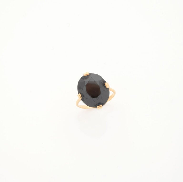 Bague en or jaune (750) ornée d'un onyx de taille ovale facettée en serti griff…