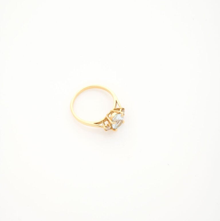 Bague en or jaune (750) ornée d'une aigue-marine de taille ovale facettée épaul…