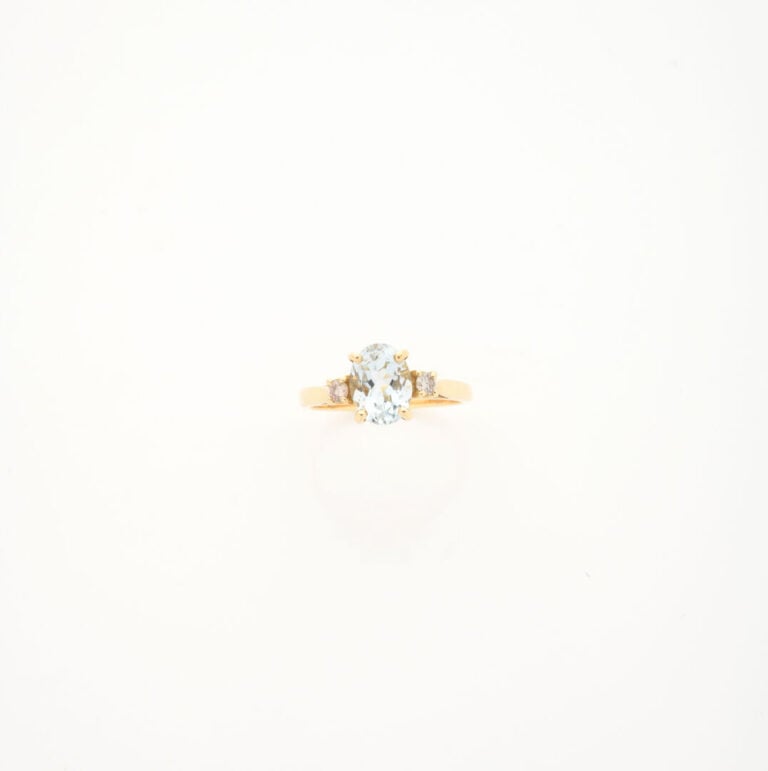 Bague en or jaune (750) ornée d'une aigue-marine de taille ovale facettée épaul…