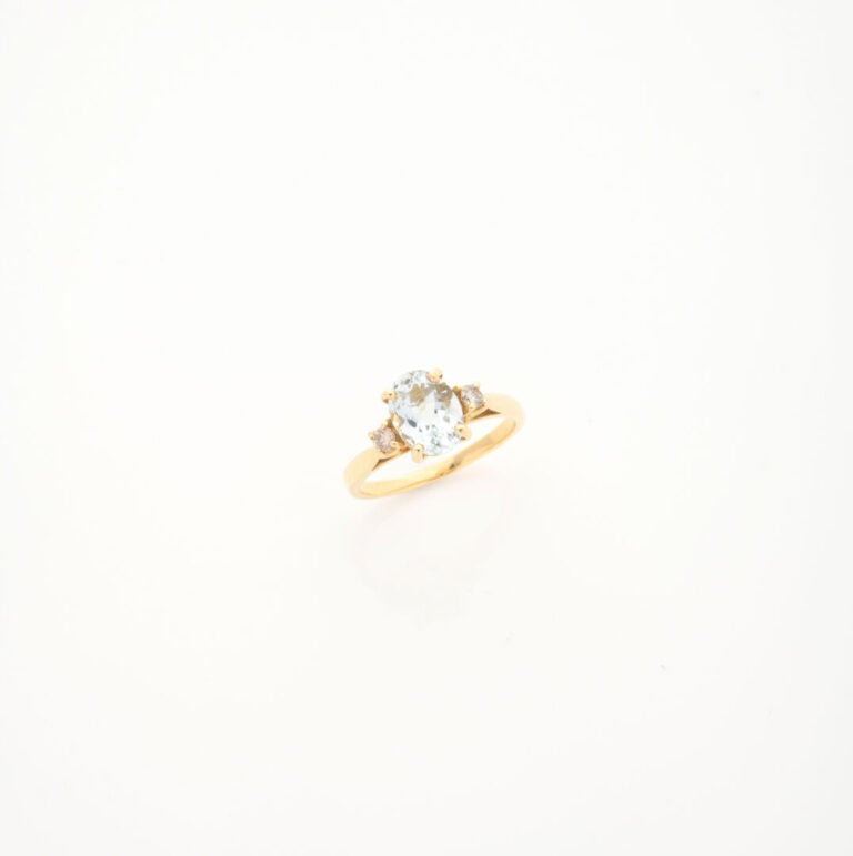Bague en or jaune (750) ornée d'une aigue-marine de taille ovale facettée épaul…