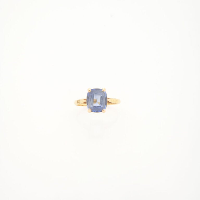 Bague en or jaune (750) ornée d'une pierre bleue facettée en serti clos - Poids…