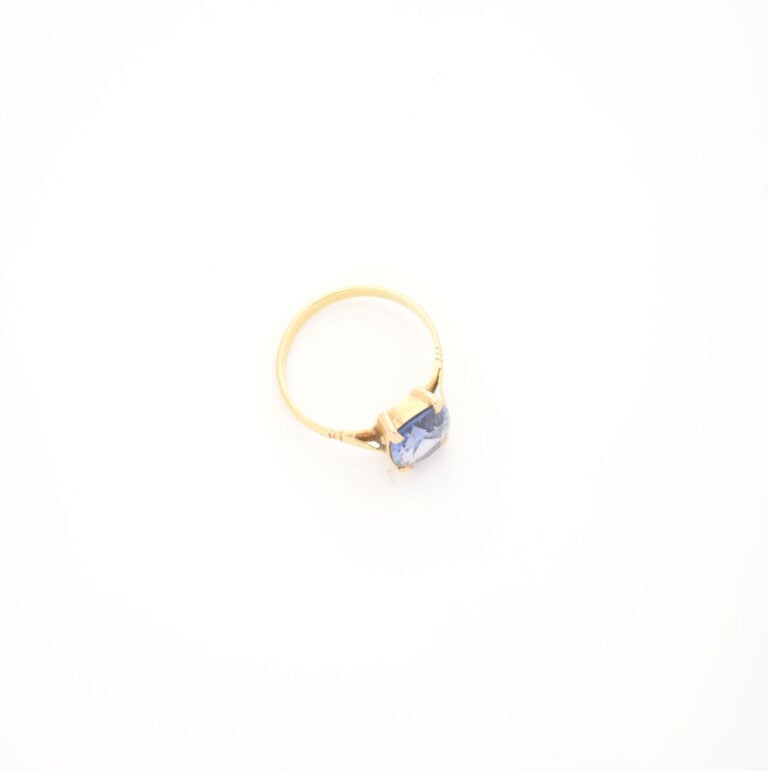 Bague en or jaune (750) ornée d'une pierre bleue facettée en serti clos - Poids…