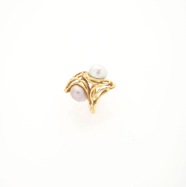 Bague en or jaune (750) texturé à monture ajourée ornée de deux perles de cultu…