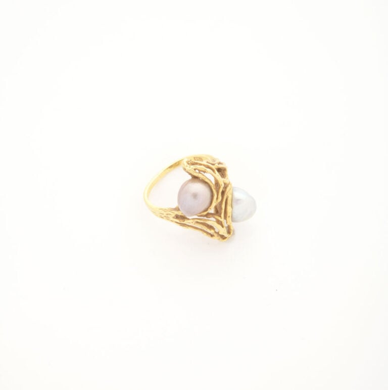 Bague en or jaune (750) texturé à monture ajourée ornée de deux perles de cultu…