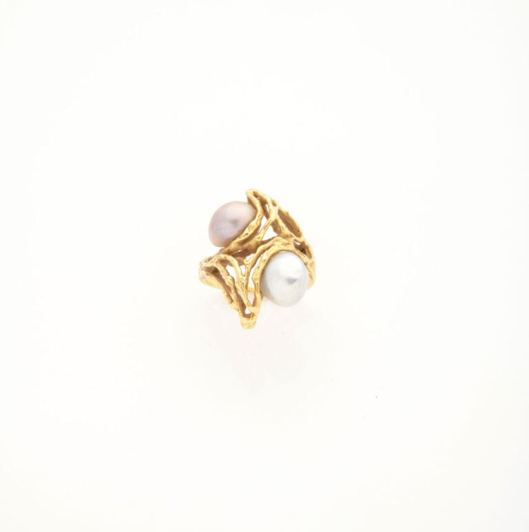 Bague en or jaune (750) texturé à monture ajourée ornée de deux perles de cultu…