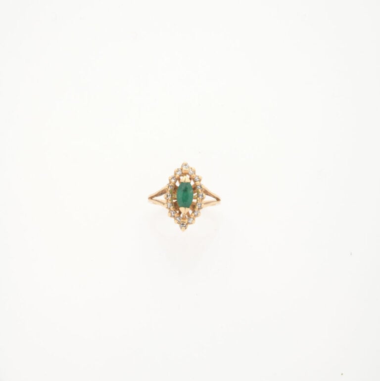 Bague marquise en or jaune (750) centrée d'une émeraude de taille navette facet…