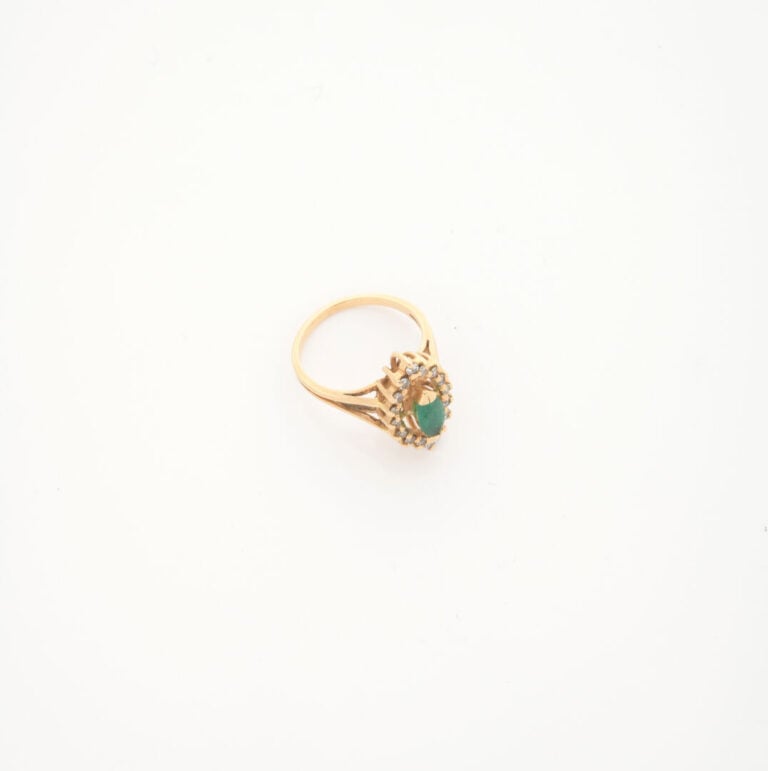 Bague marquise en or jaune (750) centrée d'une émeraude de taille navette facet…