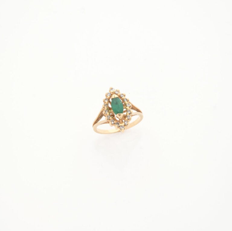 Bague marquise en or jaune (750) centrée d'une émeraude de taille navette facet…