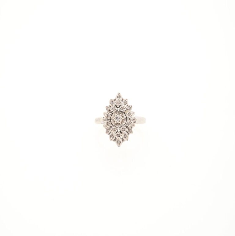 Bague navette en or gris (750) figurant une rosace sertie de diamants tailles h…