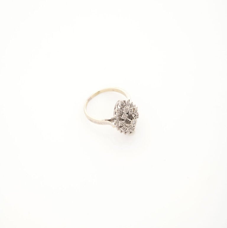 Bague navette en or gris (750) figurant une rosace sertie de diamants tailles h…