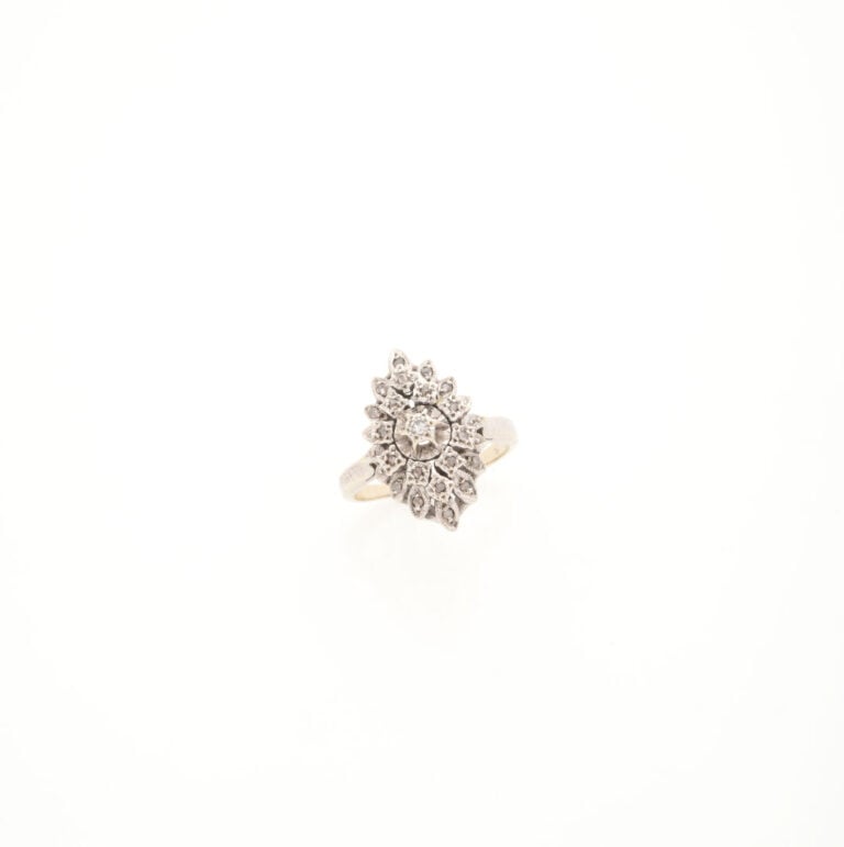 Bague navette en or gris (750) figurant une rosace sertie de diamants tailles h…