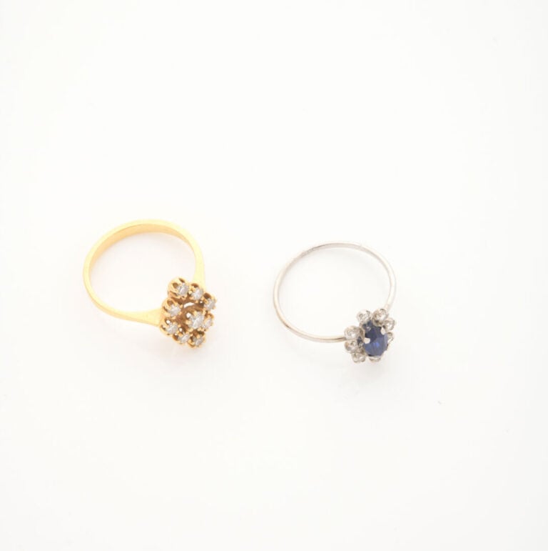 Bague navette en or jaune (750) ponctuée de diamants taille brillant en serti g…